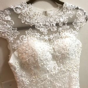 Wedding dress with bandage adjustable from back